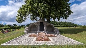 This photograph shows a tomb created by Hermann Obrist in 1903-04.